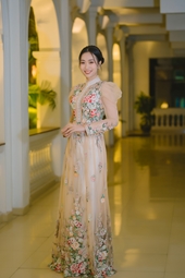 Hoa hậu Ban Mai khoe sắc với áo dài ngàn hoa