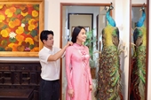 Hoa hậu Dương Mỹ Linh mặc áo dài thêu Thuận Việt tại lễ cưới ở Bến Tre