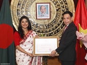 Khen thưởng 3 cá nhân đóng góp tích cực cho quan hệ VN-Bangladesh