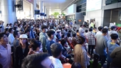 Sân bay Tân Sơn Nhất đông nghẹt người chờ đón Việt kiều về quê ăn tết