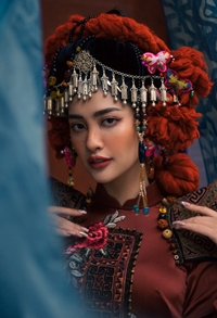 Hoa hậu Nông Thuý Hằng diện áo dài thổ cẩm đón tết Quý Mão