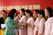 Trao tiền hỗ trợ giáo viên Trường Song ngữ Lào-Việt Nam Nguyễn Du