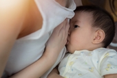 Sự bất lực của người mẹ Trung Quốc phải cho con bú ở bến xe buýt