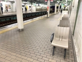 Những chiếc ghế lạ ở ga tàu Nhật Bản