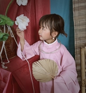 Mẹ 9X truyền cảm hứng về cổ phục Việt Nam qua bộ ảnh mừng sinh nhật con gái 4 tuổi