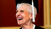 Lời khuyên của cụ bà nhận bằng tốt nghiệp khi 90 tuổi