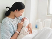 Trẻ sinh mổ hay sinh thường đều được nhận lợi khuẩn từ mẹ