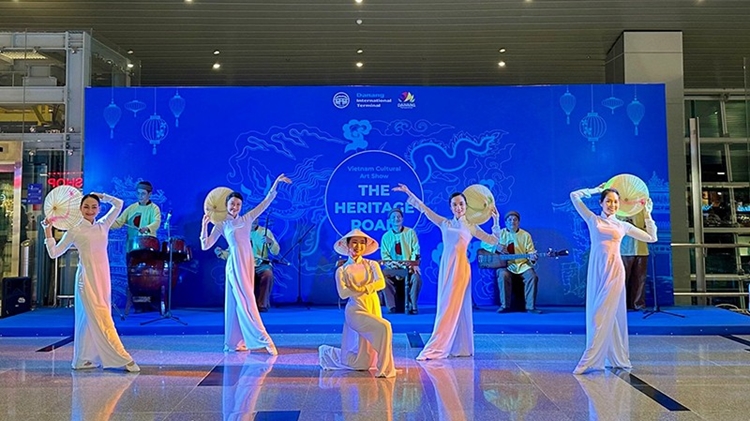 Đưa nghệ thuật dân tộc vào sân bay quốc tế
