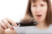 Vì sao phụ nữ không nên bỏ qua chứng rụng tóc