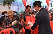 Tặng 300 phần quà cho người gốc Việt có hoàn cảnh khó khăn ở Campuchia