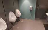 Nhà vệ sinh, phòng thay đồ  không phân biệt giới tính’ gây chỉ trích tại Anh