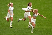 Cầu thủ nữ ở Anh thoát khỏi chiếc quần đùi màu trắng