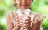 Trẻ nên uống nước khoáng như thế nào để bảo vệ sức khỏe
