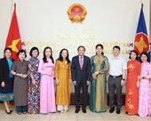 Chủ tịch Hội LHPNVN Hà Thị Nga  Mỗi nữ Việt kiều tại Lào là một sứ giả về văn hóa, con người Việt Nam