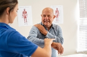 Người cao tuổi bổ sung canxi thế nào để phòng loãng xương mà không lo tác dụng phụ