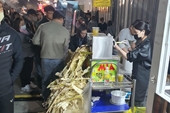 Xe nước mía Việt ở Hàn Quốc đắt hàng, khách chen chân chờ mua, uống 3 ly một lúc