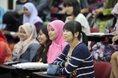 Nhiều người trẻ Malaysia ngại học đại học