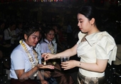 Lưu học sinh Lào rộn ràng đón Tết cổ truyền Bunpimay trên đất Cố đô