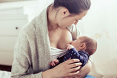 Trẻ bú sữa mẹ ít có vấn đề về hành vi