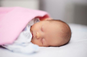Chuyên gia cảnh báo cha mẹ nên cẩn thận khi ngủ chung với trẻ sơ sinh