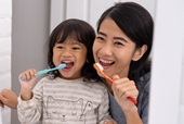 Đánh răng trước hay sau ăn, có nên nhúng kem đánh răng vào nước