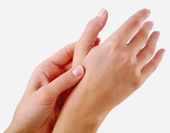 Tê bì tay chân là nguyên nhân của bệnh gì và khi nào cần đi khám