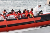 Liên tiếp xảy ra đắm thuyền chở người di cư ngoài khơi Italy