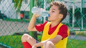Cách giúp trẻ tránh mất nước, kiệt sức khi nắng nóng gay gắt
