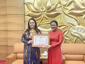 Trao tặng Kỷ niệm chương Vì hòa bình và hữu nghị giữa các dân tộc cho Trưởng đại diện UN Women tại Việt Nam
