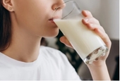 Vì sao nhiều người bị đau bụng sau khi uống sữa