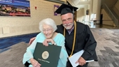 Mẹ 98 tuổi dự lễ tốt nghiệp đại học của con trai 72 tuổi