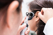 Bác sĩ nói gì về việc lấy ráy tai thường xuyên
