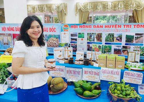 Cô gái Khmer đưa mật thốt nốt sang trời Âu