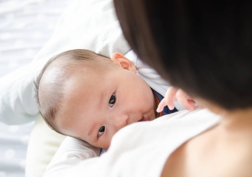 Năm dưỡng chất có trong sữa mẹ