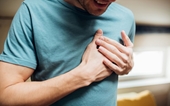 Hít thở sâu bị đau ngực khi nào là triệu chứng của Covid-19