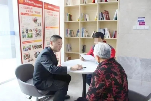 Người mẹ hơn 10 năm đi rửa bát thuê, trả nợ cho con trai quá cố