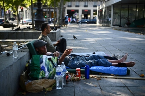 Pháp sẽ đưa người vô gia cư ra khỏi Paris trước Thế vận hội 2024