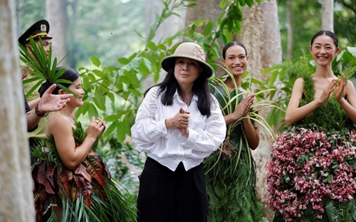 Nhà thiết kế Minh Hạnh làm thời trang từ hoa khô, lá rừng để kêu gọi bảo vệ môi trường