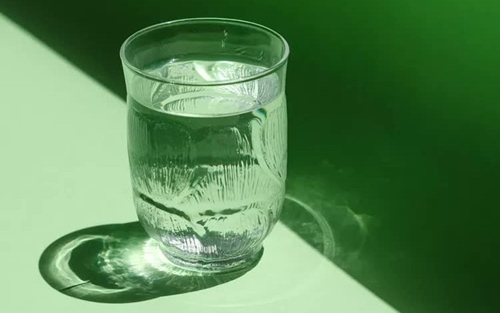Thủ phạm khiến bạn uống nước đầy đủ nhưng cơ thể vẫn mất nước trong mùa hè