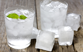 Tại sao không nên uống nước đá trong mùa hè