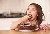 Hành vi trên bàn ăn tố cáo đứa trẻ ích kỷ