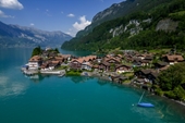 Ngôi làng Thụy Sĩ trong phim “Hạ cánh nơi anh” thu phí chụp ảnh vì quá tải khách du lịch