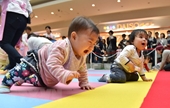 Thủ tướng Nhật Bản công bố kế hoạch hỗ trợ nhằm tăng tỷ lệ sinh