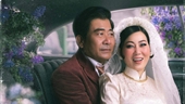 Chàng trai chụp ảnh kỷ niệm 30 năm ngày cưới cho cha mẹ gây xúc động