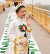Chiếc áo dài kỷ lục Non sông gấm vóc ra mắt khán giả Thái Lan