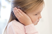 Trẻ bị viêm tai giữa, cha mẹ cần làm gì