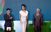 Hoa hậu H’hen Niê nhận bằng khen vì những hoạt động bảo vệ môi trường