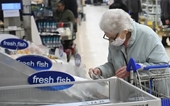 Nhiều người già tại Anh bị vắt kiệt do giá cả tăng chóng mặt