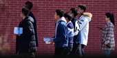 Sinh viên Trung Quốc nặng gánh lo học phí