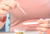 Nước tiểu bỗng đổi màu khi mang thai có nguy hiểm không